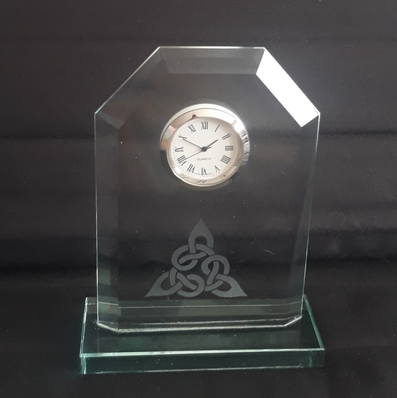 Handcrafted in Scotland Burns Crystal Desk Clock with Trinity Knot - Picture 14 of 15